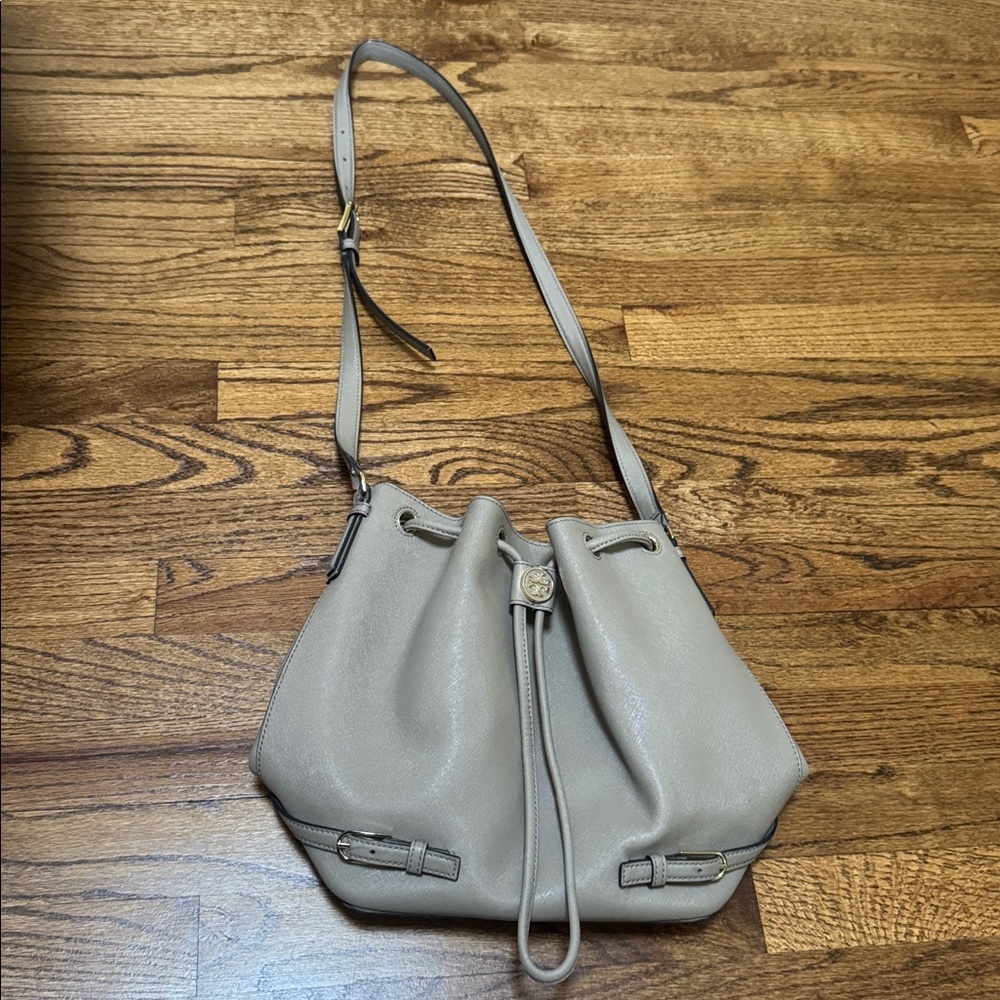 Tory Burch Robinson leather bucket bag- tan - Picture 2 of 7